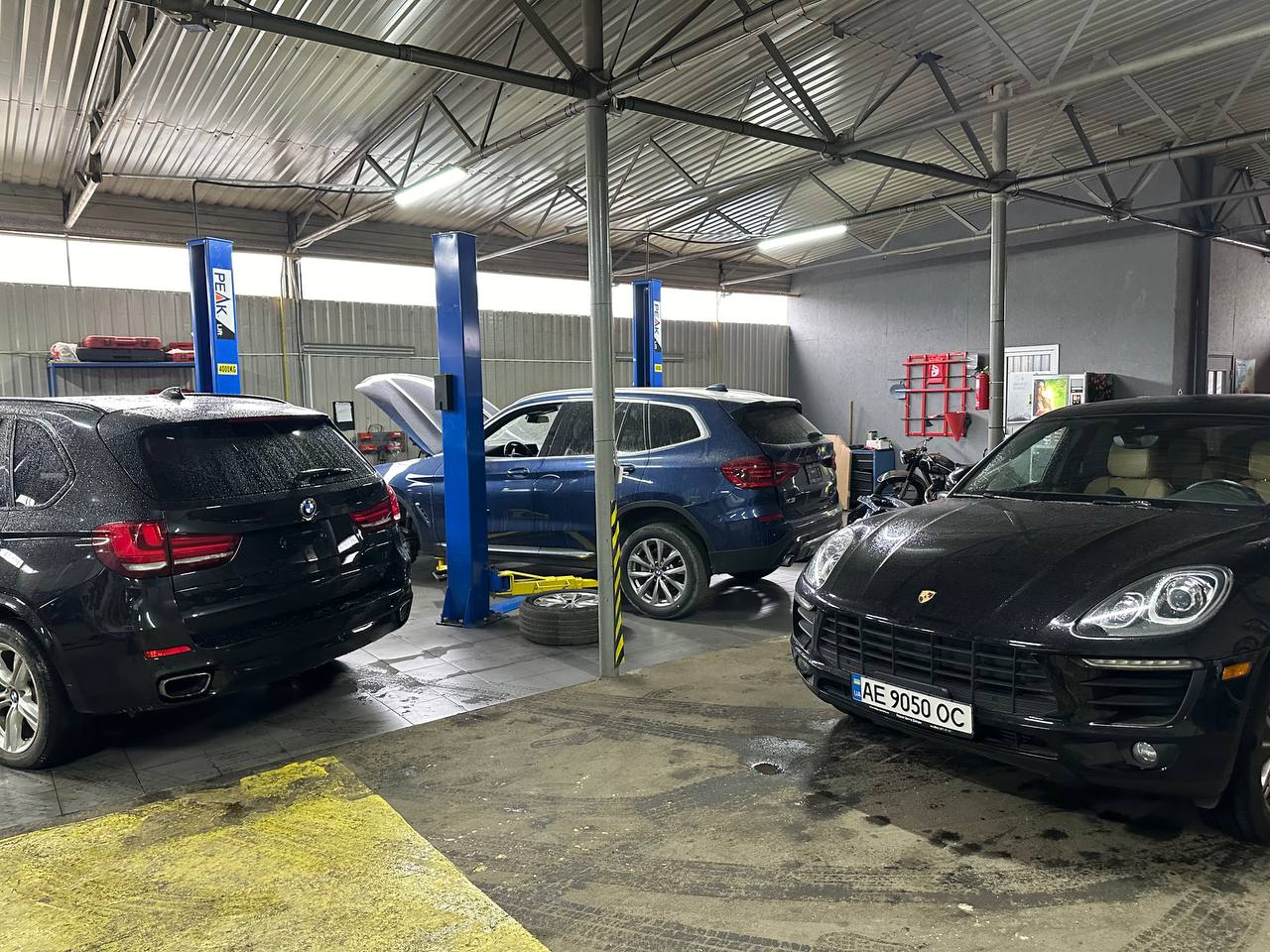 BMW и Porsche в цеху